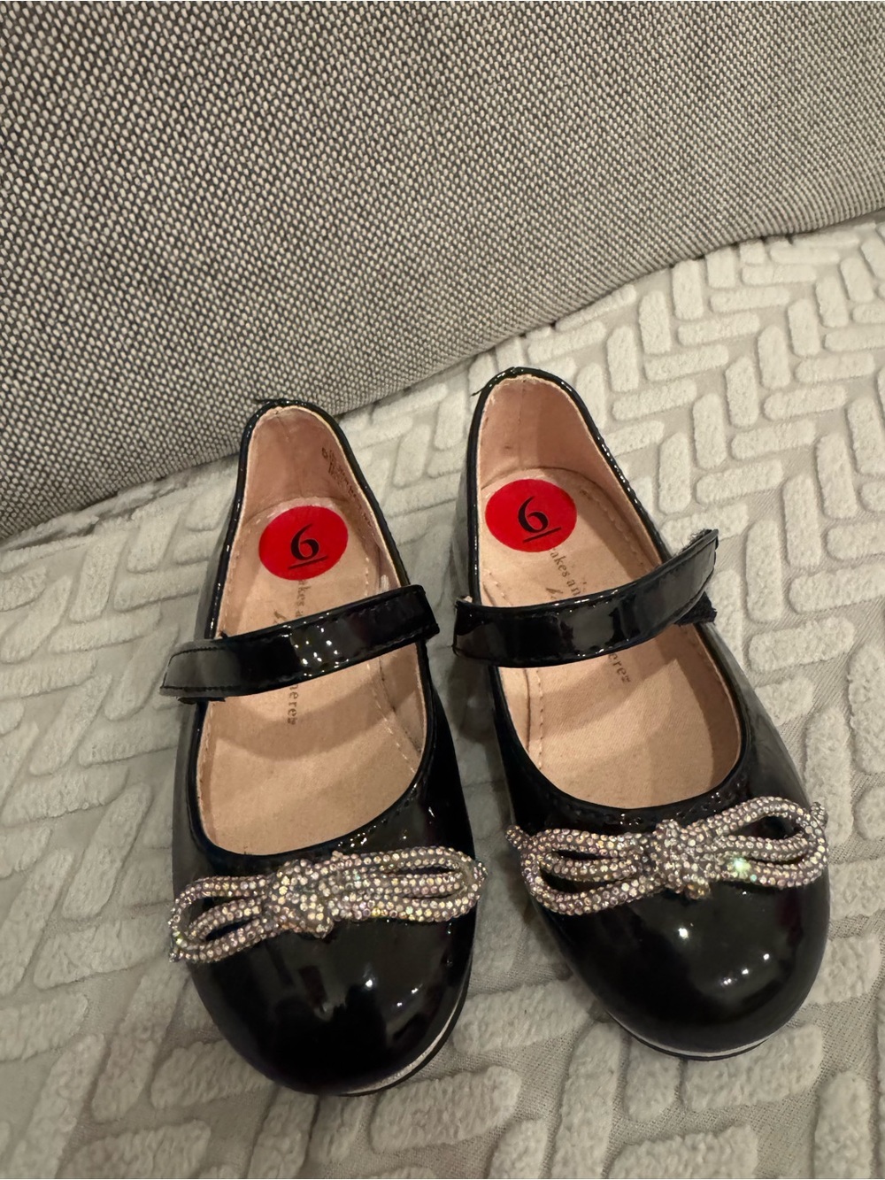 Cupcakes and cashmere black patent leather Mary Jane toddler shoes size 6